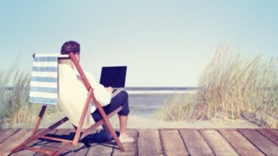 Seuls 26% des Français disent faire une vraie pause estivale sans connexion avec leur travail (étude Génie des Lieux)