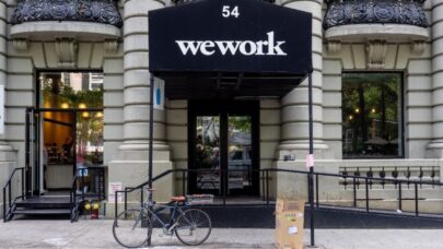 WeWork, à la recherche de ses premiers profits, restructure sa dette et réduit ses effectifs
