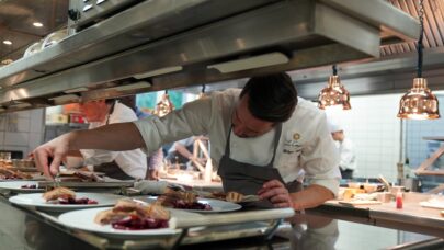 La gastronomie française ouvre ses cuisines au public pour valoriser l’humain derrière l’excellence